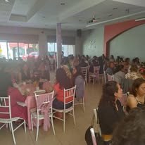 Salón con invitados en evento