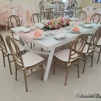 Montaje interior con mesas y sillas