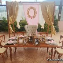 Mesa principal decorada para evento