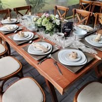 Mesa larga con montaje elegante